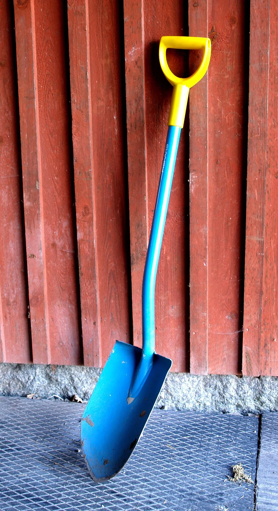 Shovel_leaning_against_a_wall_(cropped).webp