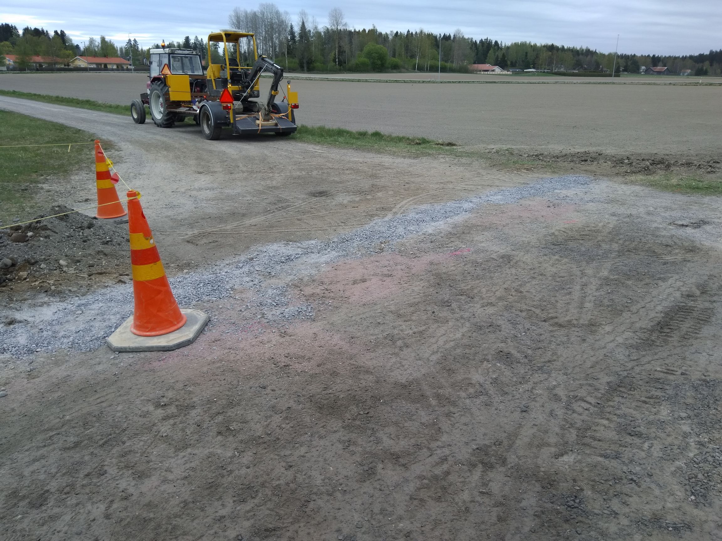 20190510_haudattua_kaapelia_ja_kaivuri_vaunussa.jpg